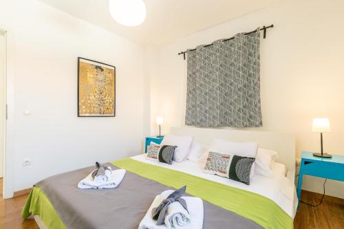 科尔丘拉卡里史玛公寓的一间卧室设有两张床和窗户。