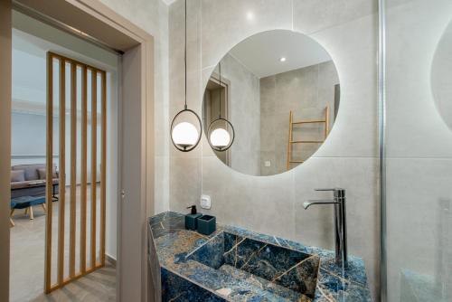 爱琴娜岛Gemela AllstarBoutique in Aegina A的一间带水槽和镜子的浴室