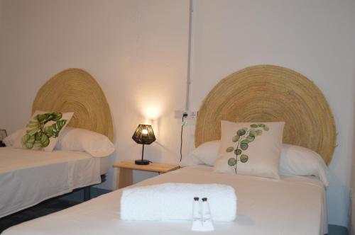L'AldeaMASIA ESTORACH的一间设有两张床铺和毛巾的房间