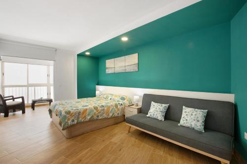 塔科龙特Mar y Sol 423的一间卧室配有一张床和一张沙发
