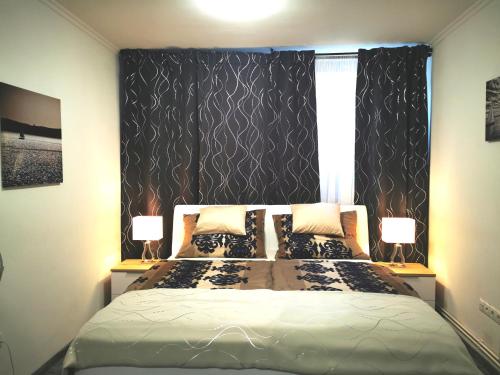 莫悠罗德Luxury Basement in the surrounding of Budapest的一间卧室配有一张大床和两盏灯