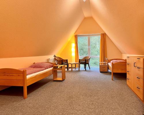 胡苏姆Nordsee Jugendheim Delphin的阁楼间 - 带两张床和窗户