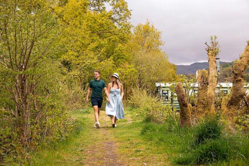 泰努尔特Loch Awe Holiday Park的走在路上的男人和女人