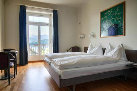 卢塞恩Hotel Royal Luzern的一间卧室设有一张大床和一个窗户。