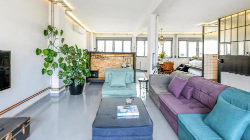 雅典Monastiraki #WallsFree Experience- Unspoiled Athens Apartments的客厅配有紫色沙发和桌子