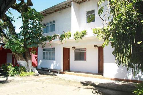 伊达贾伊Pousada Cirandinha的前面有长凳的白色房子