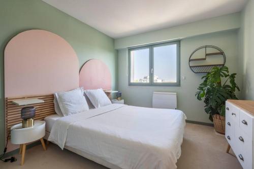 勒布尔热City Escape的卧室配有白色大床和植物