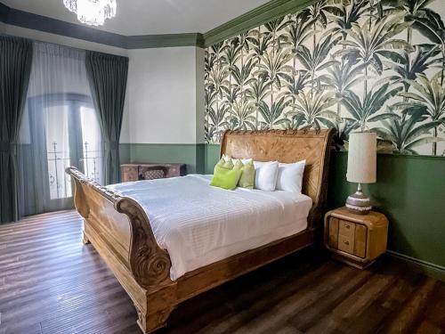 尼亚加拉瀑布Niagara Grandview Boutique Hotel的一间卧室设有一张带绿色墙壁的大床
