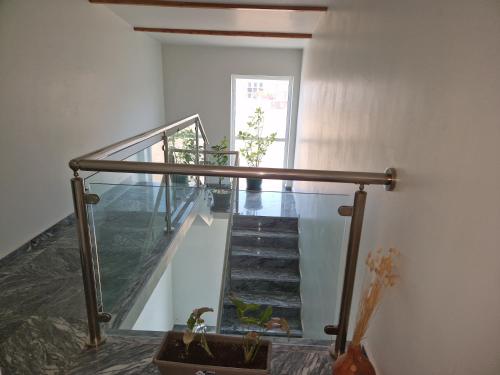 塔拉法尔Kaps Home - Tarrafal的楼梯,带玻璃栏杆和楼梯间