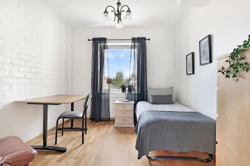 皮特奥Guestly Homes - 3BR City Charm的一间卧室配有一张床、一张书桌和一个窗户。