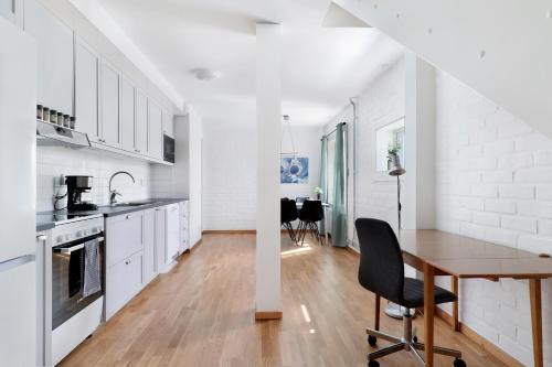 皮特奥Guestly Homes - 3BR City Charm的白色的厨房配有木桌和用餐室
