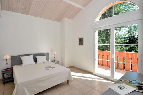 Pont-de-LarnLagrange Vacances - Royal Green的一间卧室设有一张床和一个大窗户