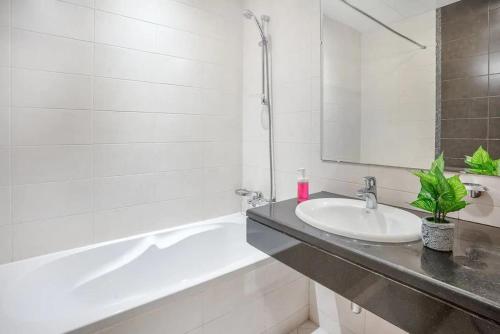阿布扎比SPACIOUS 3 Bedroom Apartm Beach Front (Side View)的白色的浴室设有水槽和浴缸。
