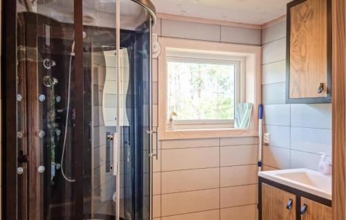 EvjeStunning Home In Evje With Kitchen的带淋浴和盥洗盆的浴室以及窗户。