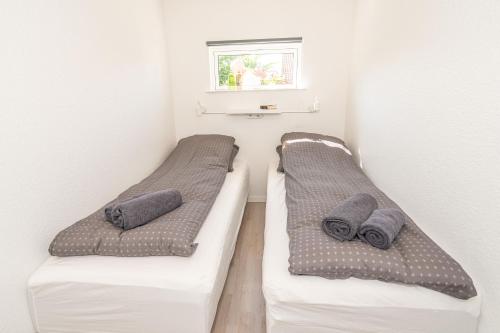 宾德斯莱弗Parkvejens feriebolig的两张睡床彼此相邻,位于一个房间里