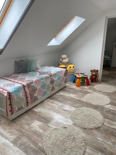 托考伊Megnyugtat-LAK Vendégház的卧室配有一张床,地板上铺有2个地毯。