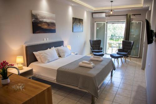斯沃伦塔达拉斯酒店的卧室配有一张床和一张桌子及椅子