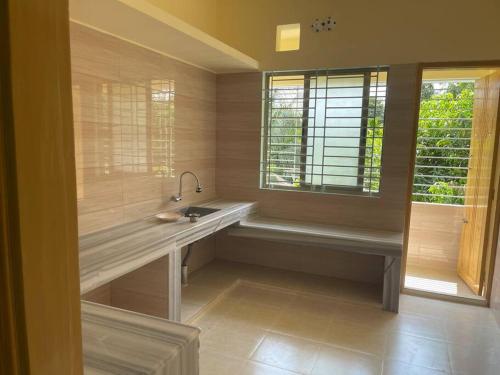 巴纳内拉斯Your home Away的一间带水槽和窗户的浴室