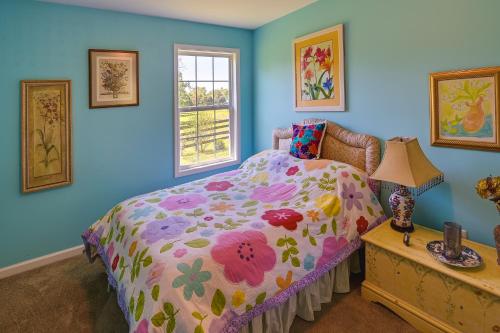 乔治城Cozy Georgetown Cottage on a Working Horse Farm!的一间卧室配有一张带花卉床罩的床