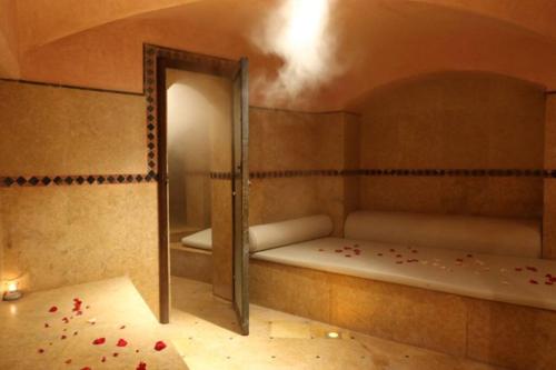 马拉喀什Villa Jolyamelkis - golf Marrakech的一间设有一张床铺的房间,房间配有镜子