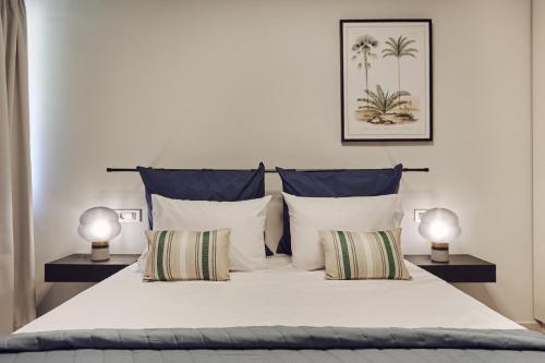 Káto YerakaríonGaladriel Apartments的卧室配有带两盏灯的白色床