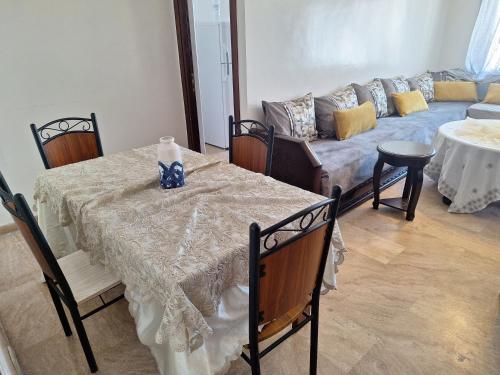 拉巴特apartment 2 bedrooms in hassan的客厅配有桌子和沙发