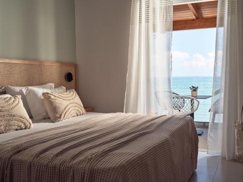 拉加纳斯Villa Grimani的一间卧室设有一张床,享有海景