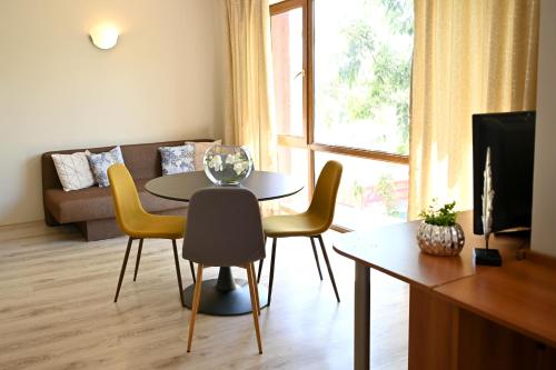 普里莫尔斯科Apart Hotel Primavera 2的客厅配有桌椅和沙发