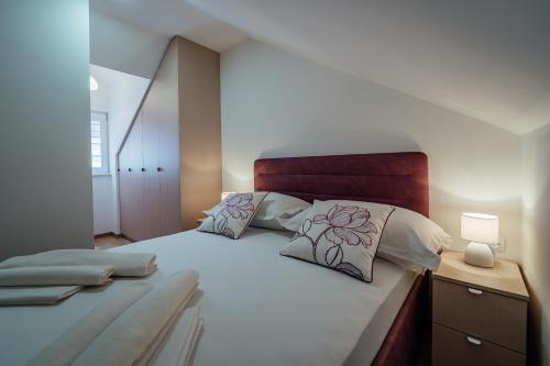 扎格沃兹德Apartman Josipa的卧室配有一张带两个枕头的大白色床
