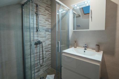 扎格沃兹德Apartman Josipa的一间带水槽和玻璃淋浴的浴室
