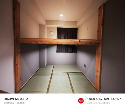 名古屋2023年6月開業 サカエ ゲストハウス的一间小房间,内设一张双层床