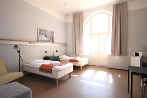 赫尔辛基Forenom Hostel Röykkä的一间卧室设有两张床和窗户。