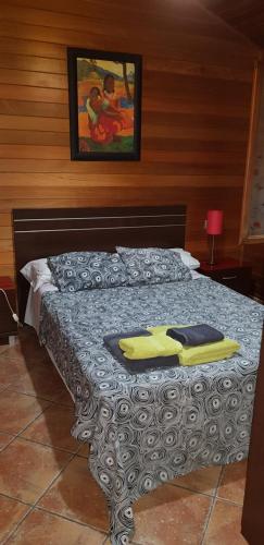 瓦伦西亚LA TRAMUNTANA CULLERA Playa Marenyet a 300 metros的一间卧室配有一张床,床上有毛巾