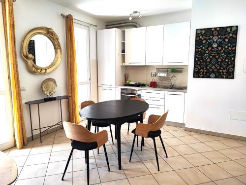 普拉托Il Melograno Apartment (Centro Storico Prato)的厨房配有餐桌和椅子