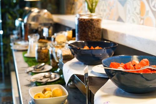 拉巴斯斯坦纳姆精品酒店&Spa的自助餐,包括桌上的水果碗