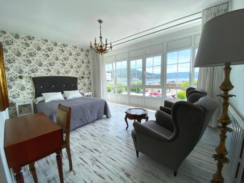穆罗斯杰.拉戈旅馆的一间卧室配有一张床、一把椅子和一张沙发
