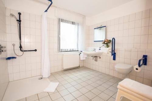 利普施塔特Ferienwohnung的带淋浴、卫生间和盥洗盆的浴室