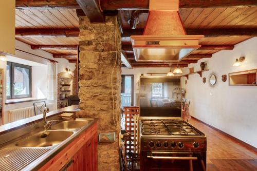圣文森特Casa Jonathan的厨房配有炉灶和水槽