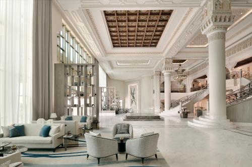 哈萨阿哈萨洲际酒店的大楼内一个带沙发和椅子的大堂