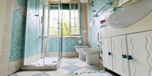 伊斯基亚Torrione Maison的带淋浴、卫生间和盥洗盆的浴室