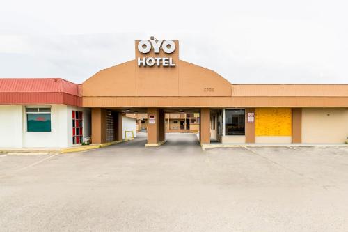 圣安东尼奥Oyo Hotel San Antonio Lackland AFB Seaworld Hwy 90 W的上面有酒店标志的建筑