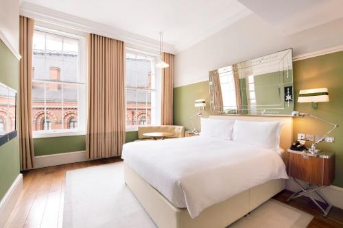 伦敦伦敦格莱特北喜达屋豪华精选酒店的一间设有大床和窗户的酒店客房