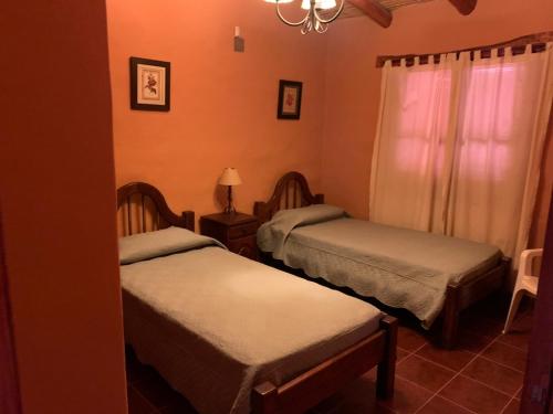 蒂尔卡拉La casa de Mamina的一间卧室配有两张床和吊灯。