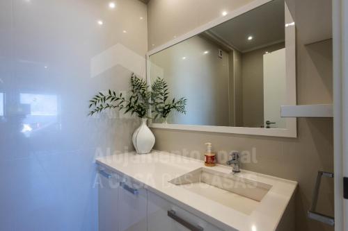 埃里塞拉Ribas Apartment by ACasaDasCasas的一间带水槽和镜子的浴室