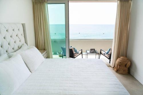 提华纳Hotel Suite Luxe Sunset的一间卧室设有一张大床,享有海景