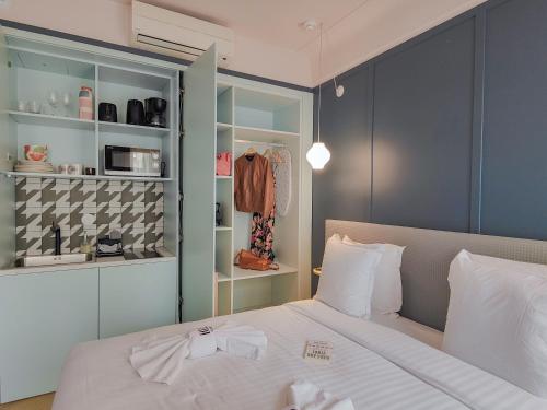 尼斯Aparthotel AMMI Nice Lafayette的卧室配有白色的床和衣柜。