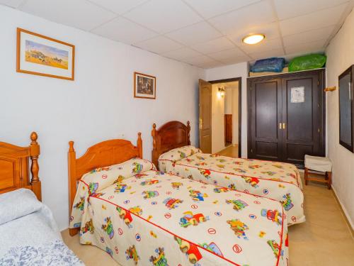 阿达莱斯Cubo's La Casa del Abuelo的一间卧室,配有两张床