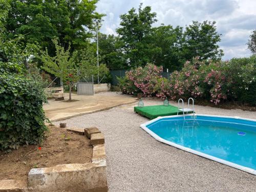 奥里亚Il Casolare Degli Ulivi的一个带花园的庭院内的小型游泳池