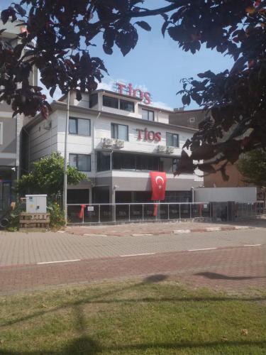 宗古尔达克TİOS OTEL的一面有水管标志的建筑物