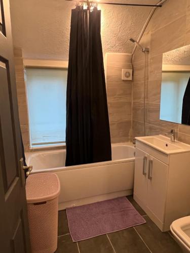 考文垂Nano Rooms Accommodation的带浴缸、水槽和淋浴的浴室